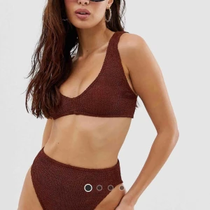  - Super fin bikini köpt från asos! Säljer pga jag är ganska liten och underdelen var därför en aning stor. Testat en gång är utöver det helt oanvänd   Superskönt material och fin färg! Nypris 400