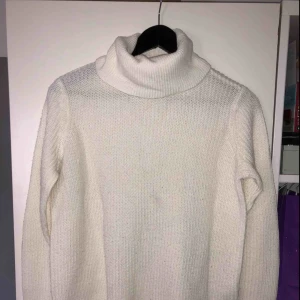  - Fin vit stickad polotröja från vero Moda. Lite nopprig men det går lätt att fixa 🌸 