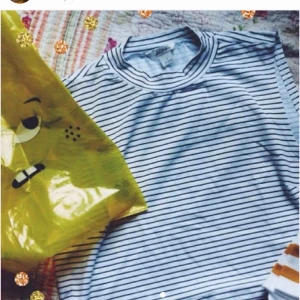  - Randig croptop med lite polokrage från monki. Älskade den så mycket när jag köpte den men passar inte i den lika bra längre 😥 jag bjuder på frakten! Och priset kan diskuteras ✨