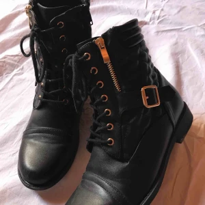  - Stövlar haft på mig två gngr Frakt ingår 