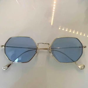  - 🦋 Skit snygga blåa solglasögon med guldig kant (frakt tillkommer) 🦋