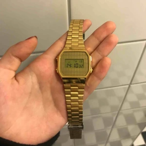  - casio klocka  Har aldrig använt då jag bara använder silversmycken Frakt ingår i priset!