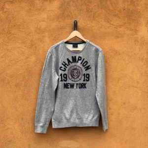  - Champion crewneck i trevligt använt skick. Kan hämtas i Uppsala eller skickas mot fraktkostnad. Storlek M.