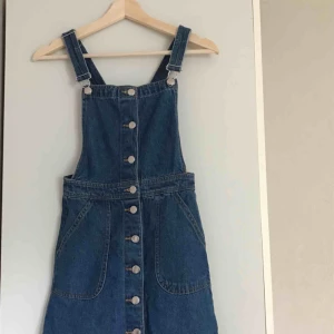  - hängselklänningl från hm i fint skick. perfekt nu till sommaren!