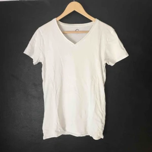  - Vit t-shirt i begagnat men fint skick. 