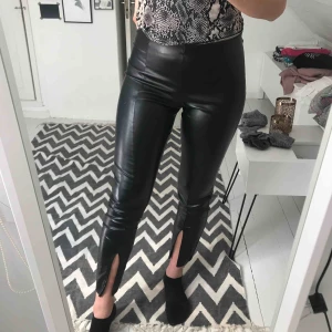  - Fake-läderbyxor ifrån ginatricot, köpta på rean för 100kr hösten 2018. Sparsamt använda, finns ingen skada på dem. Säljer då jag tycker de är lite för korta.