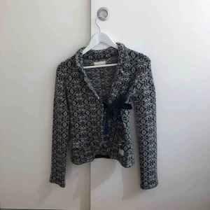  - Superfin Odd Molly kofta i storlek 0/XS. Väldigt skön och fin passform. 