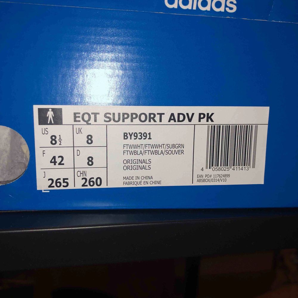 Helt nya Adidas EQT Support med lapparna kvar i storlek 42. Skor.