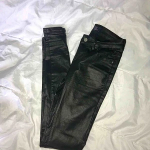  - Fina byxor från Nelly, hade även passat en XS! Hör av er vid frågor:) köparen står för frakt
