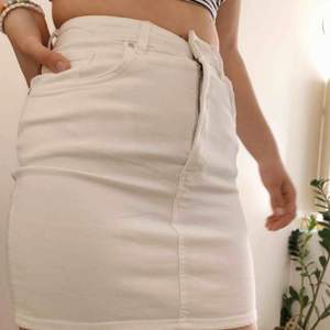 Helt oanvänd! Väldigt fin vit kjol, stretchiga och inte alls genomskinlig💟 (Köparen står för frakt)