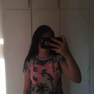  - Palm printed T-shirt som det står 78 på