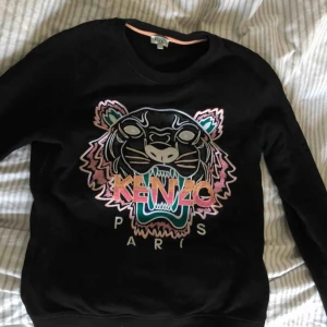  - Äkta Kenzo tröja i storlek S. Nyskick använd fåtal gånger! 