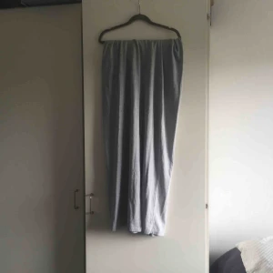  - Grå maxikjol med slit på baksidan