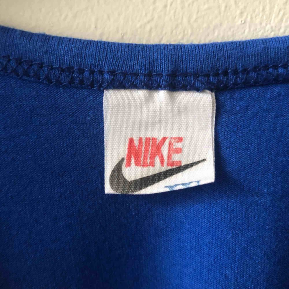 Vintage Nike linne. Uppskattar den till sent 70-tal risigt 80-tal. XXL på lappen men den sitter som large . T-shirts.
