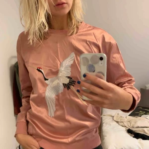  - Cool tröja i siden med broderad trana. Behöver strykas lite men annars är den helt ny🥰