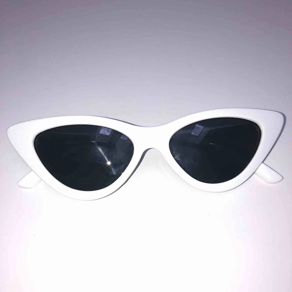 ett par cateye solglasögon köpta på Ur&Penn förra sommaren. är i nyskick eftersom jag nästan inte använt dem💞. Accessoarer.