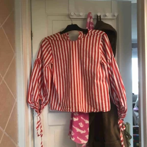  - En fin blus som är lite luftig vid armarna och med band. Väldigt snyggt att piffa upp med en kjol eller ett par snygga jeans till 