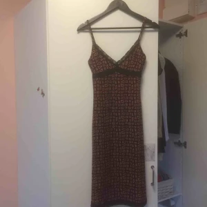  - Fantastisk glittrande vinröd med spets. Tight med stretch, vindrickar klänning🌟🍷