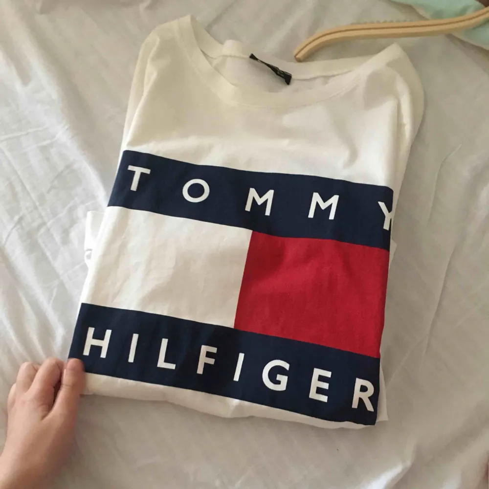 Långärmad Tommy Hilfiger tröja , ej äkta men ser ganska real ut. Frakt tillkommer  . Skjortor.
