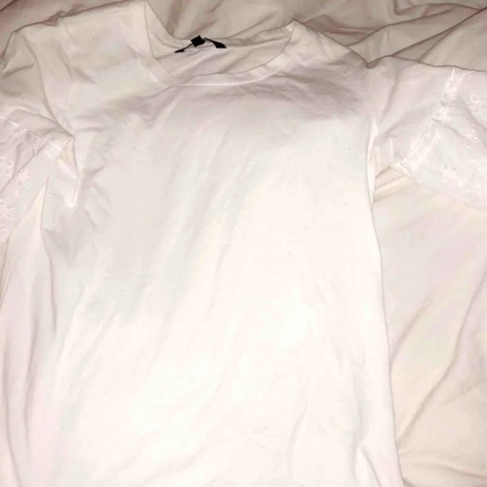 Vit t shirt med spets ärmar från Kappahl i fint skick Storlek-XS men sitter som en S Använd 1 gång Köptes för 200 säljer för 40  Går att skickas mot frakt kostnad.. Blusar.