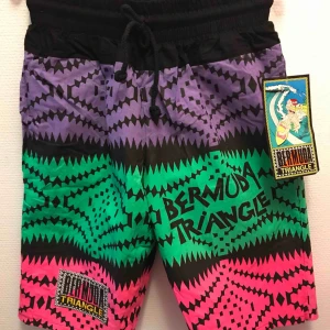  - Bermuda shorts som importerades någon gång 87-88, har några stycken i olika storlekar och färger. Skicka pm för frågor. 70:- inkl frakt!