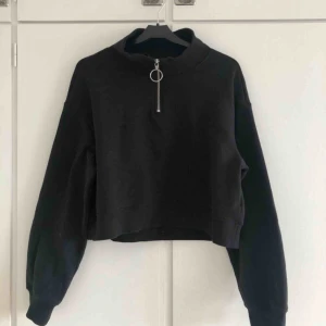  - Jättemysig tjockare tröja med dragkedja i kragen, kortare i midjan och i oversize-modell! 