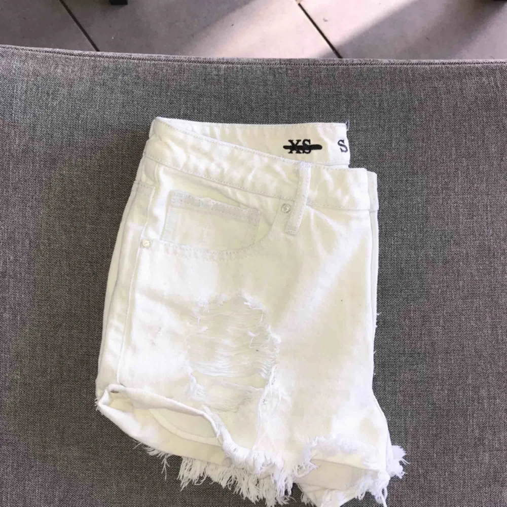 Super snygga shorts! Storlek S Skönt material med lite stretch, och formar väldigt fint. Frakt tillkommer💕. Shorts.