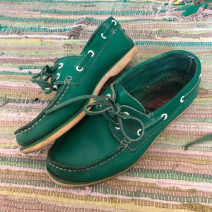  - Seglarskor i använt skick. Äkta läder. Hög kvalite så mycket kvar att ge. Kan hämtas i Uppsala Aller skickas mot fraktkostnad 