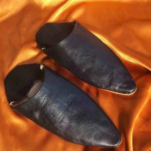 Marockanska handgjorda skor/tofflor i kalvskinn. Använda ca en gång. Skorna är tvättade men kan ev färga pyttelite. Annars gott skick! Budgivning vid fler intressenter