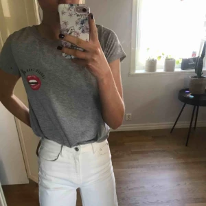  - grå tshirt ifrån gina tricot! (det är ingen fläck på tröjan, tror d har blivit en skugga) endast swish & frakt tillkommer!