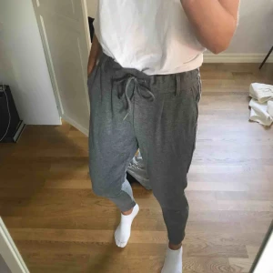  - gråa kostymbyxor ifrån only! aldrig använda. storlek S, längd 32. endast swish & fraktkostnad tillkommer!