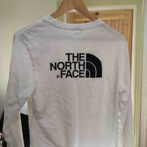  - Långärmad northface tröja som ny. väldigt sparsamt använd. Köpt för 300kr