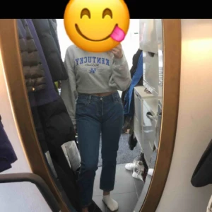  - Ett par snygga jeans från Levis använda en eller två gånger, men säljs pågrund av för stora. Köptes på rea i höstas för 599kr. Dom andra två bilderna är tagna med blixt därav den starka färgen. Köparen står för frakt