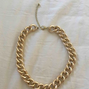  - Skitsnyggt guldfärgat kedjehalsband! Kedjan är rejäl men väger ej mycket. Kan skicka fler bilder vid intresse <3 (HAR REDAN EN KÖPARE)