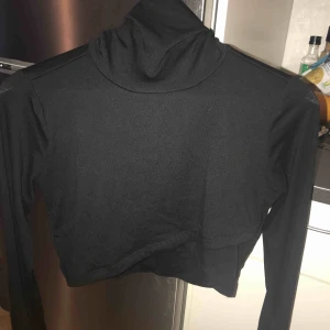  - Snygg polotröja från forever 21 , den är stretch och passar en medium