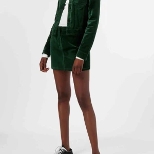  - Grön kjol i sammetsaktigt material i superbra skick från weekday. Så otroligt fin men använder den alldeles för sällan. Pma för fler bilder! 150 kronor inklusive frakt, men priset kan diskuteras! 