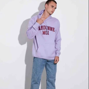  - Världens härligaste hoodie i en ball färg! Säljes pga för många hoodies🥵 men i perfekt skick. Frakt tillkommer men skynda fyndaaaa🥰🌸