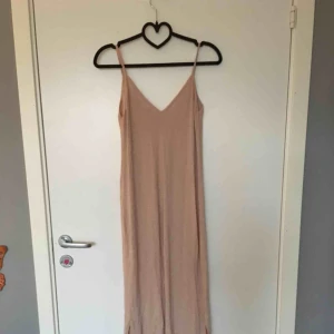  - SUPERskön klänning från bershka. Den är medellång, går ner till vaderna på mig som är 167. Storlek S, 90 kr INKLUSIVE frakt🌸🌸🌸