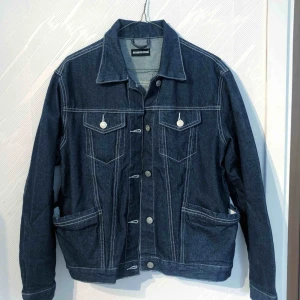  - Fin mörkblå jeansjacka med kontrasterande sömmar. Knappt använd alls. Frakt på 36kr tillkommer 