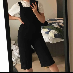  - Byxdress från BikBok i perfekt skick, köparen står för frakt! <3