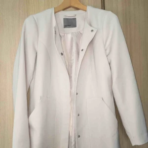  - Beige kappa från Vero Moda i storlek S. Använd runt 5 gånger. Nypris 400. Priset inkluderar frakt! Kan hämtas i Strängnäs annars.