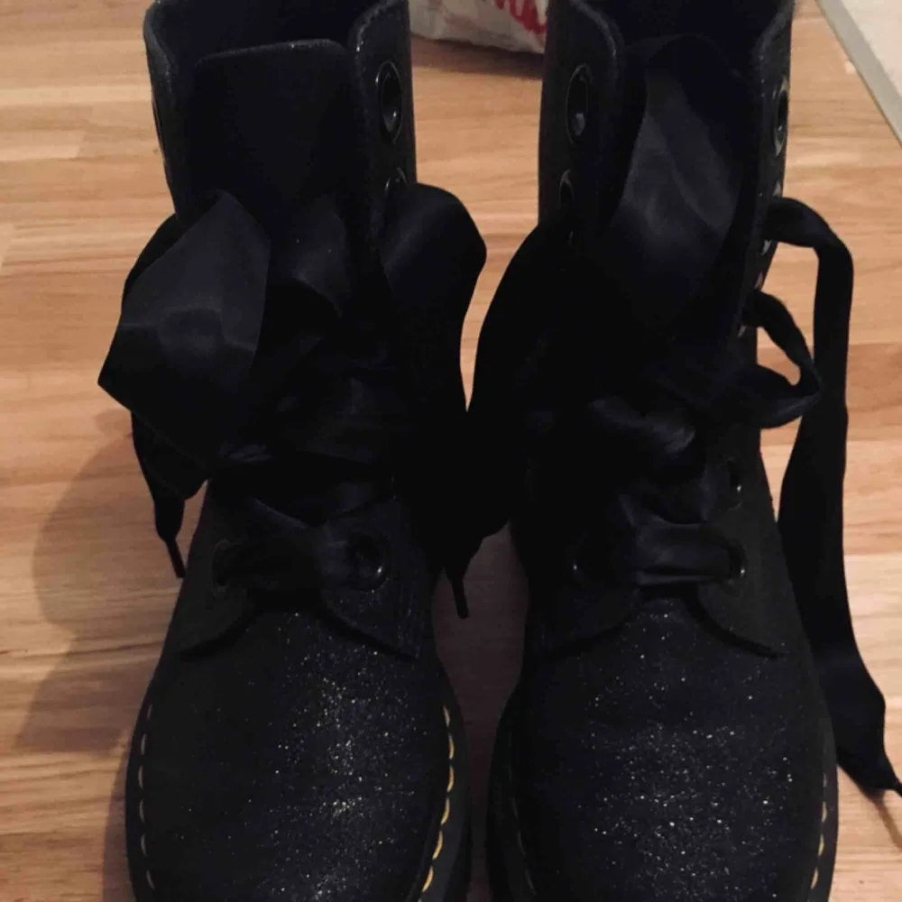 Awesome and very unique doc Martens with sustainable glitter and a platform sole. Silk laces to top it off. Size 38. Used twice.. Skor.