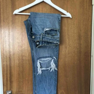  - KARVE jeans i storlek S (ungefär 27/34) Endast använda 1 gång, så väldigt bra skick!  Frakt:59