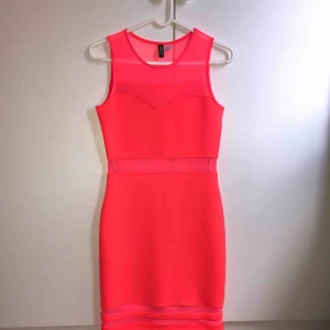  - Orange/neon festklänning i skönt material, storlek 36. Aldrig använd då jag aldrig haft tillfälle. Köparen står för frakt, kan mätas upp i Lund/Malmö 