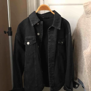  - Svart jeansjacka i storlek S från urban outfitters! 