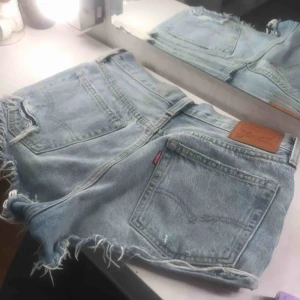  - Säljer mina Levi’s shorts som jag köpte förra sommaren som ej passar i år, storlek W26, köparen står för frakten💖