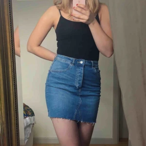  - Stretchig jeanskjol från Gina tricot, säljer pga inte kommit till användning 😊 skulle säga att den passar alla från 38-42. Frakt tillkommer! Kontakta om du har frågor ❤️❤️❤️