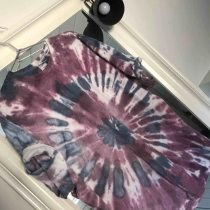  - Vintage batikmönstrad T-shirt som är öppen på sidorna. Strl 2XL, men är mer som en vanlig XL, oversized men passar absolut mindre storlekar ändå