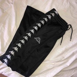  - Kappa astoria snap byxor || storlek S || knappt använda || köpte för 699 säljer för 350kr + frakt (frakten inkluderad i priset vid snabb affär) 