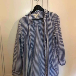  - Randig overaize-skjorta från L.O.G.G. Fint skick.